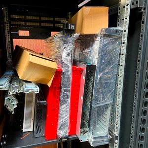 Mueble Metálico Negro para Central de Computación con Accesorios y Puerta - imagen 7