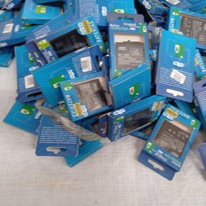 Caja con aproximadamente 100 baterías para celulares. - imagen 3