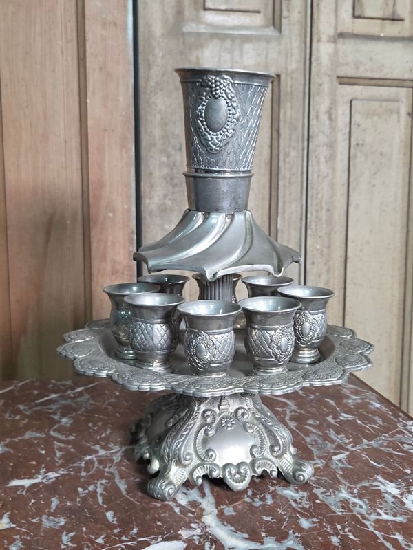 Fuente de Vino Plateada con 6 Vasos Estilo Antiguo - imagen 1