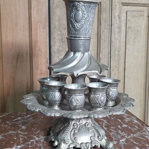 Fuente de Vino Plateada con 6 Vasos Estilo Antiguo - imagen 1