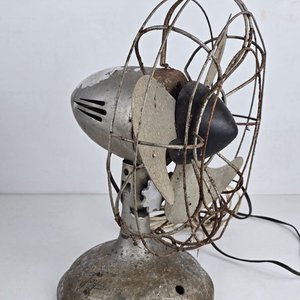 Antiguo Ventilador de Mesa Metálico - imagen 3
