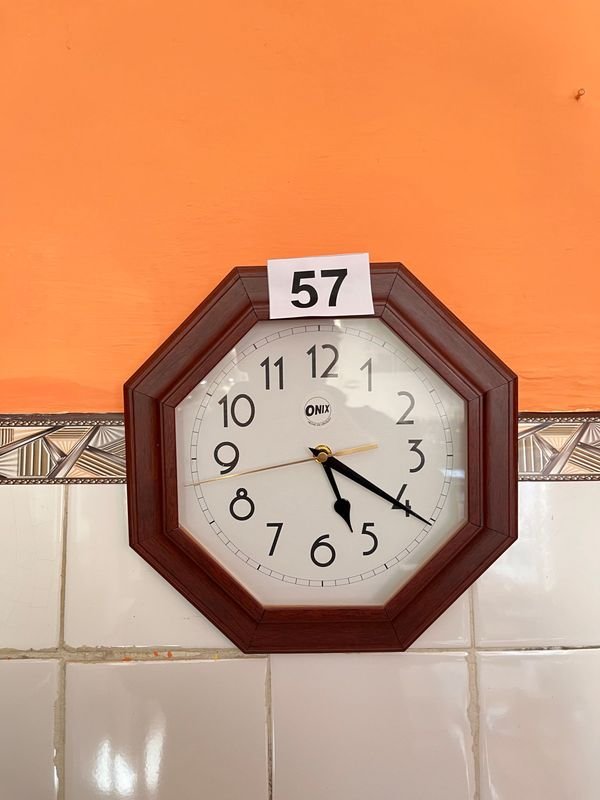 Lote siguiente: Reloj de pared de madera ONIX