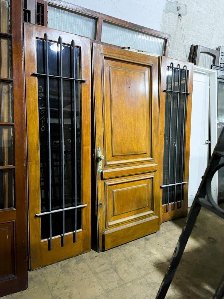 Puerta de Madera Clara con Postigos Fijos de Madera y Vidrio con Rejas