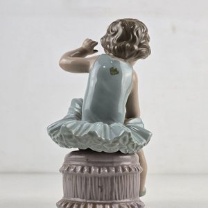 Figura de Porcelana Lladró Niña Bailarina Sentada - imagen 5