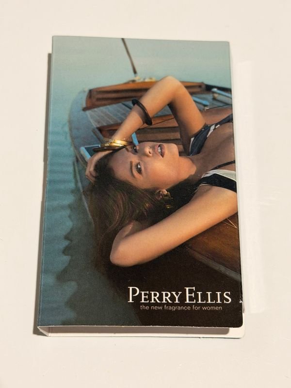 Lote siguiente: Muestra de perfume original con detalles promocionales