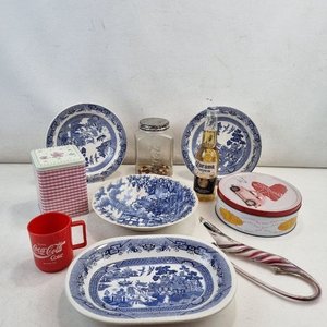Lote siguiente: Lote de 9 Piezas: Vajilla Oxford, Tarros, Taza Coca-Cola y Utensilio Metálico