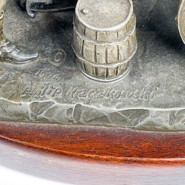 Bronce firmado con escultura de dos hombres y un tambor - imagen 5