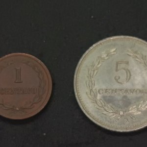 Lote anterior: Lote de 2 Monedas de El Salvador: 1 Centavo 1945 y 5 Centavos 1976