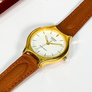 Reloj de Pulsera Casio para Dama con Malla de Cuero y Accesorios Dorados - imagen 2