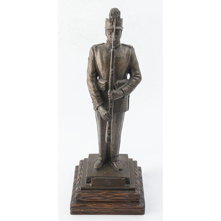 José Belloni. Militar. Bronce, alto 36 cm. base de madera alto total 41 cm. Fundición Vignali