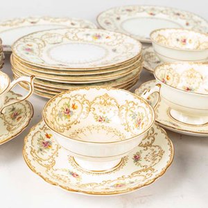 38 Piezas de porcelana inglesa Paragon. Diseño floral, borde dorado. 5 Piezas diferentes (Johnson Bros) 3 platos con fisuras, piezas manchadas. Medidas: 10x5 cm - imagen 2