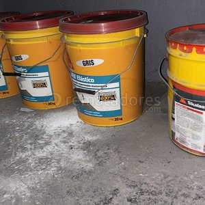 Lote siguiente: 4 Baldes de Pintura Elástica Gris y Amarillo Sika Sikaflex