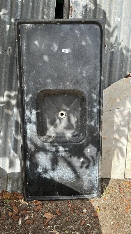 Mesada con pileta y accesorios de plomería - imagen 2