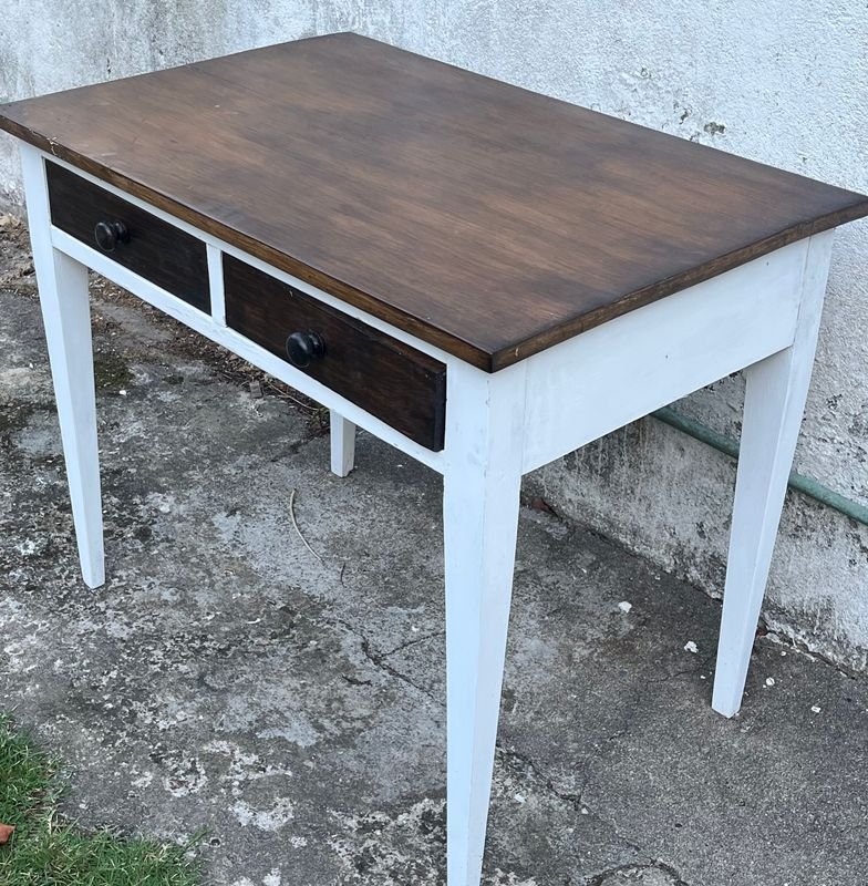 Mesa de dos cajones en buen estado - imagen 2