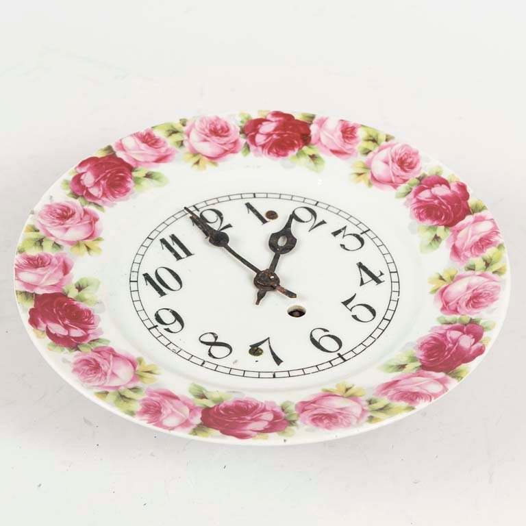 Lote siguiente: Reloj de porcelana con diseño floral