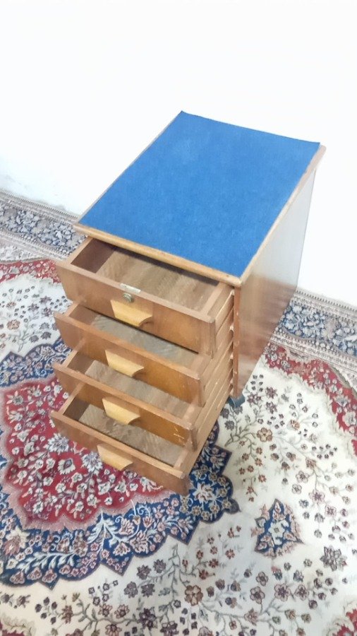 Cajonera rodante en madera con tapa de tela y cuatro cajones - imagen 5