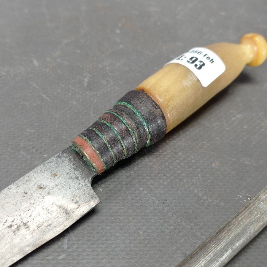 Cuchillo con vaina de cuero y cabo de madera - imagen 3