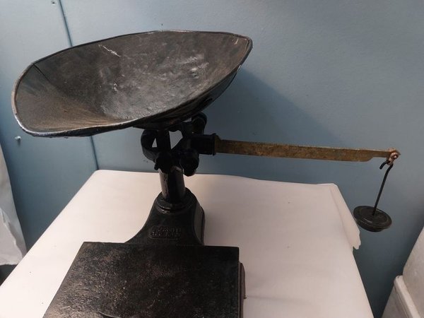 Balanza antigua de metal en perfectas condiciones - imagen 2