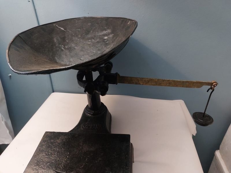 Balanza antigua de metal en perfectas condiciones - imagen 2