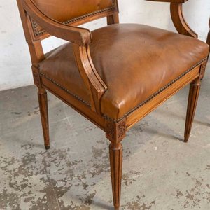 Par de Sillones Estilo Luis XVI Estructura de Madera y Tapizado de Cuero - imagen 2