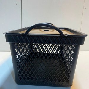 Caja Organizadora Plástica Mediana Negra con Tapa Estilo Madera y Asas - imagen 5