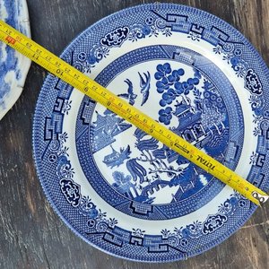 Tres Platos Decorativos de Loza Azul y Blanca con Escenas Tradicionales - imagen 8