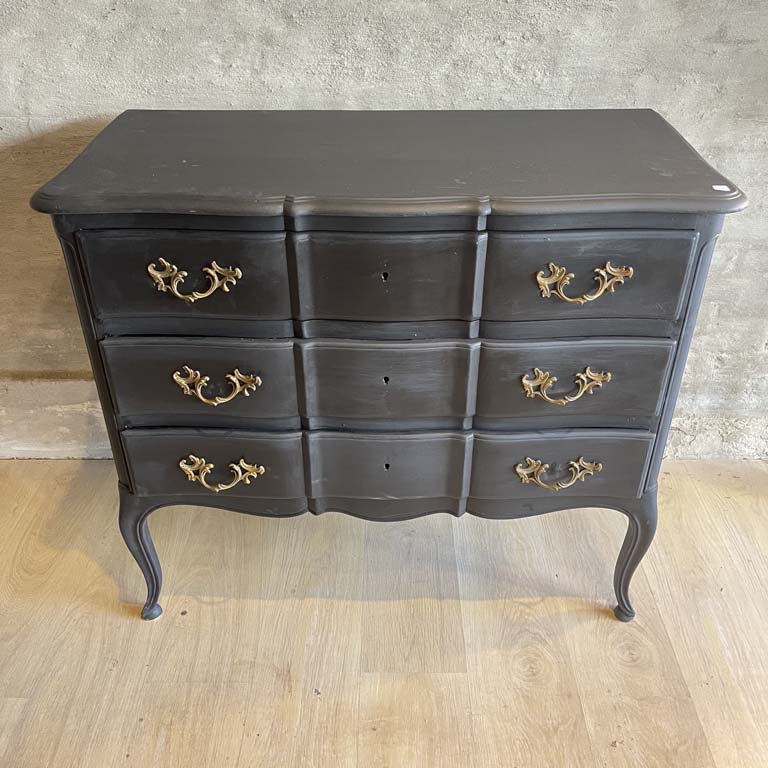 Lote anterior: Comoda francesa importada con herrajes de bronce y detalles tallados