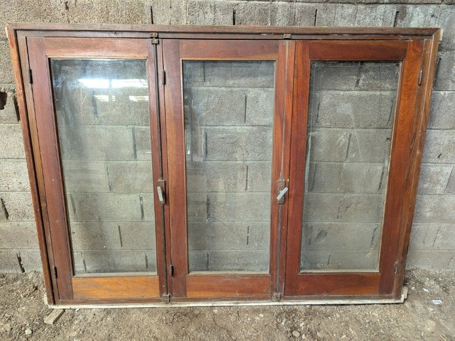 Lote anterior: Ventana de madera con tres hojas batientes y marco