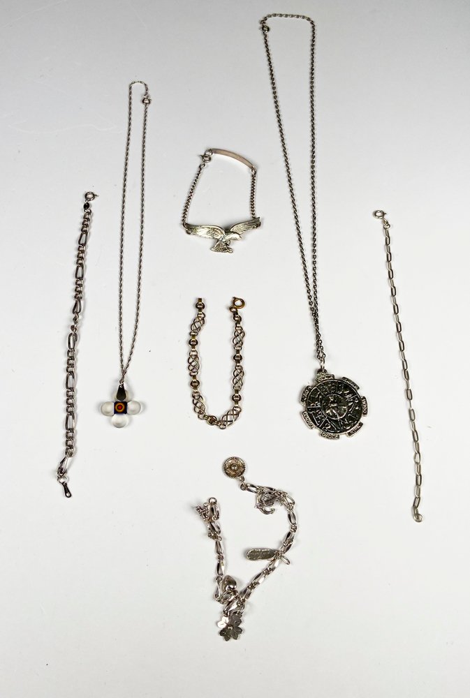Lote siguiente: Colección de joyería con cadenas, pendientes y pulseras