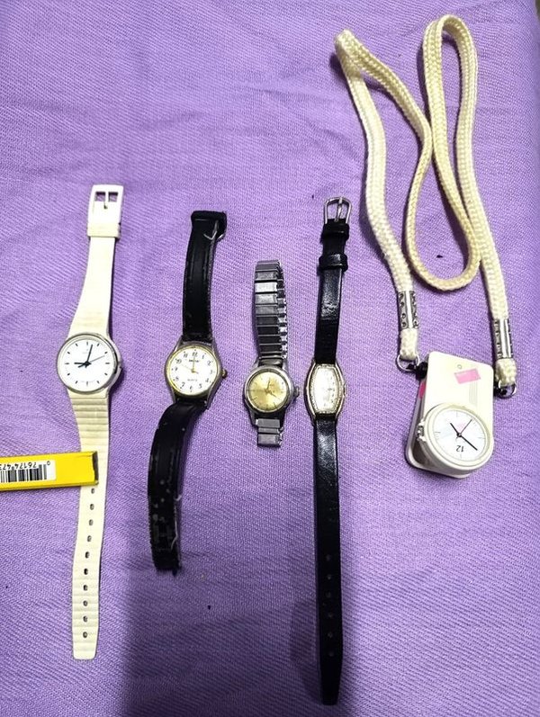 Lote de 5 Relojes de Pulsera para Dama y Colgante - imagen 1