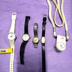 Lote de 5 Relojes de Pulsera para Dama y Colgante - imagen 1