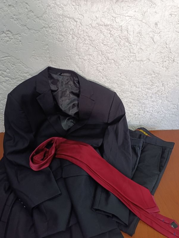 Traje de hombre formal en buen estado