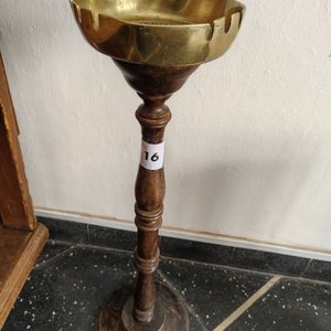Cenicero Antiguo de Bronce con Pie de Madera Tallada - imagen 3