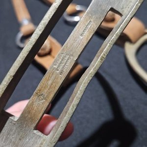 Estribos Sol de Metal Blanco con Tiras de Cuero y Detalles Trenzados - imagen 3