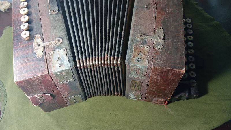 Lote siguiente: Acordeón Verdulero de Madera con Bordes de Metal