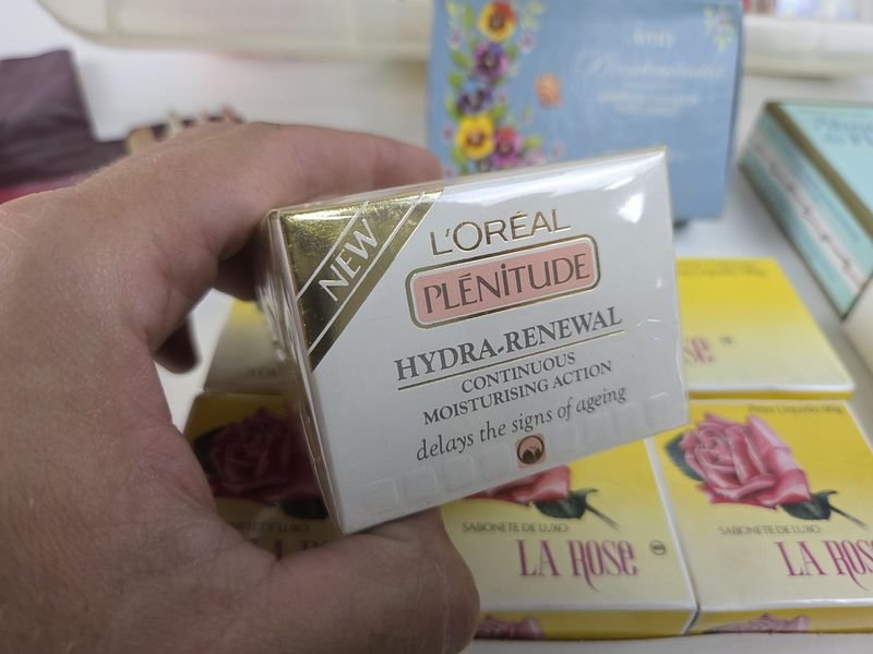 Artículos de tocador y cosméticos para la venta en subasta - imagen 6
