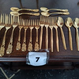 Juego de Cubiertos de Postre Bañados en Bronce con Diseño de Rosas - imagen 2