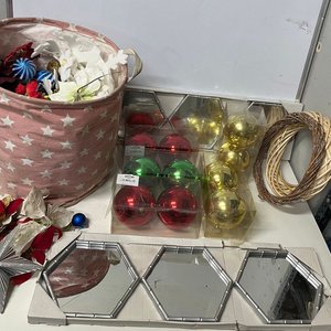 Lote Navideño: Bolso con Adornos, Espejos Hexagonales y Bolas Decorativas - imagen 1