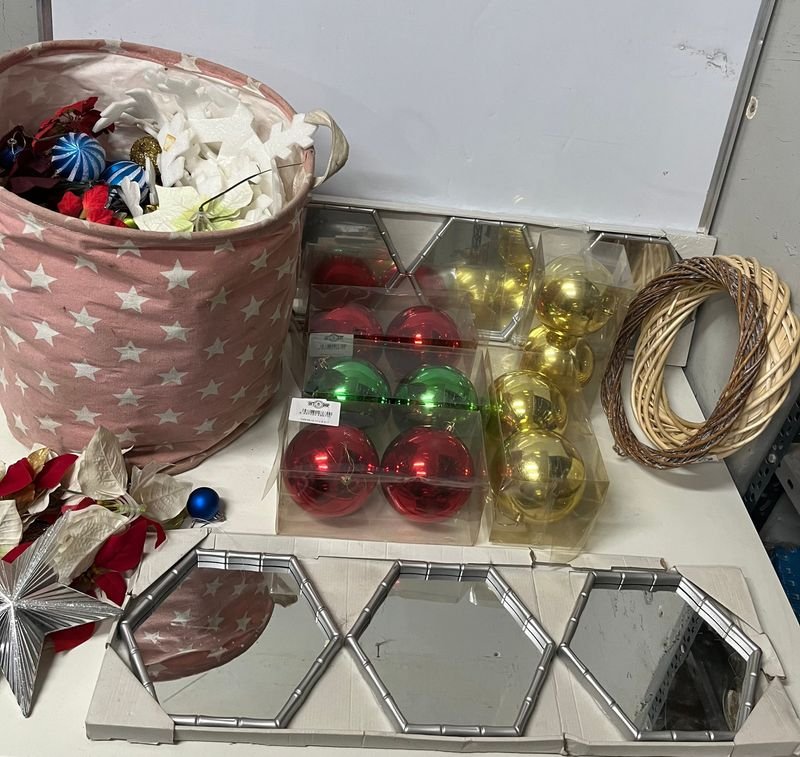 Lote Navideño: Bolso con Adornos, Espejos Hexagonales y Bolas Decorativas