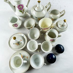 Lote (algún detalle) tazas inglesas, pocillos florales, platillos, tetera, azucarero y lechera - imagen 2