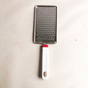 Set de 5 Rayadores de Metal con Mango Plástico Blanco y Rojo - imagen 2