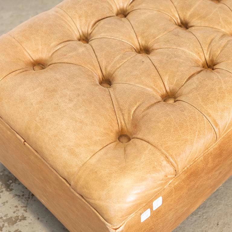 Puff de cuero con asiento capitoneado, cuero descolorido y desgaste - imagen 2