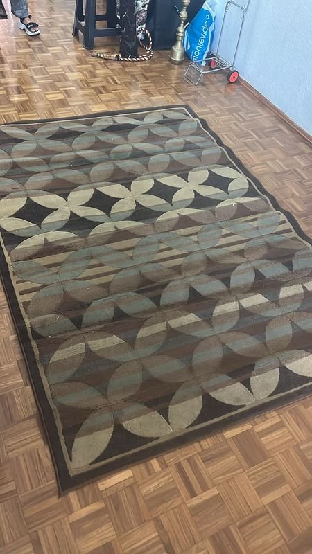 Lote anterior: Alfombra de gran tamaño con patrón geométrico