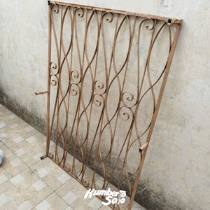 Lote siguiente: Reja de Hierro Forjado para Ventana con Diseños Ornamentales