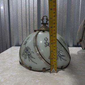 Par de Lámparas Antiguas de Vidrio y Metal Dorado con Diseño Floral - imagen 8