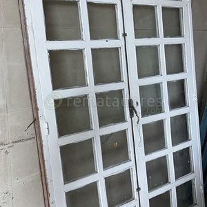 Lote siguiente: Par de Puertas Dobles de Madera con Vidrios