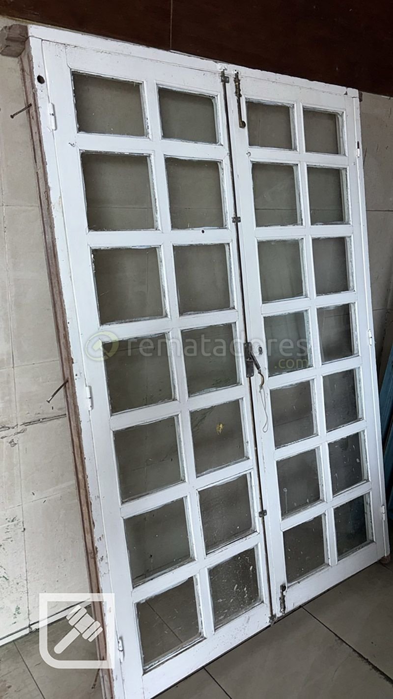 Par de Puertas Dobles de Madera con Vidrios