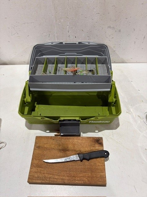 Valija de Pesca Flambeau con Señuelos y Cuchillo
