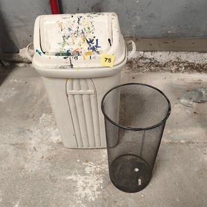 Lote siguiente: Papeleras Plástica y de Malla Metálica
