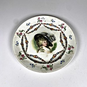 Plato de Loza Inglesa con Retrato de Dama y Flores - imagen 2